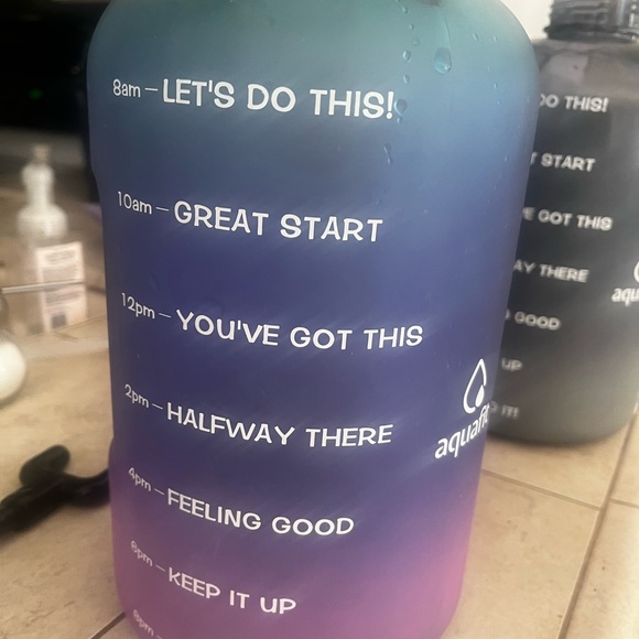 Aqua fit 1 gallon water bottle with handle. - Picture 2 of 4